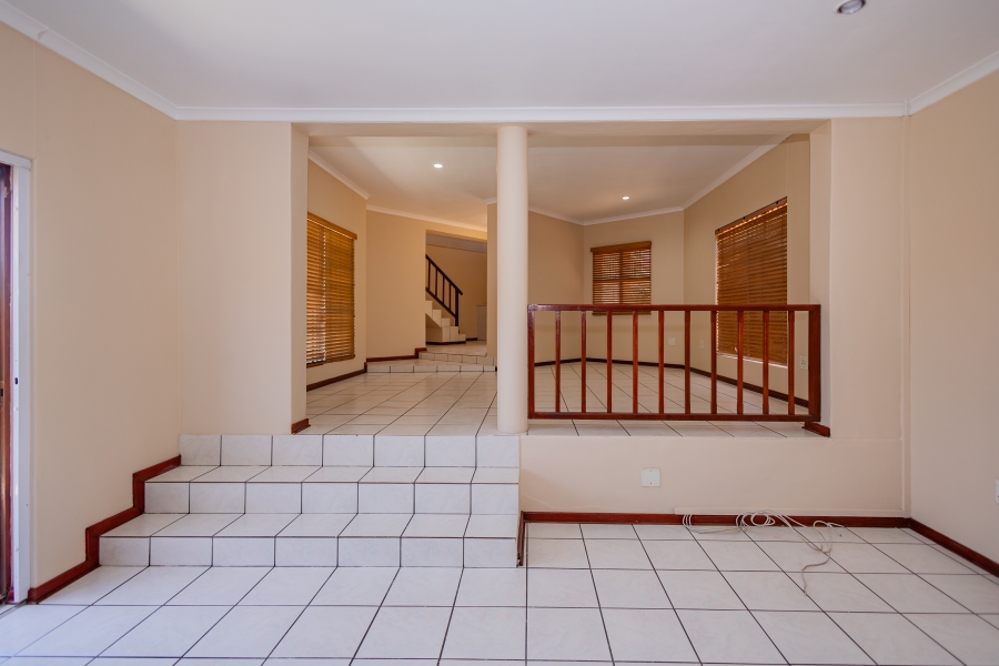 To Let 3 Bedroom Property for Rent in Loevenstein Western Cape